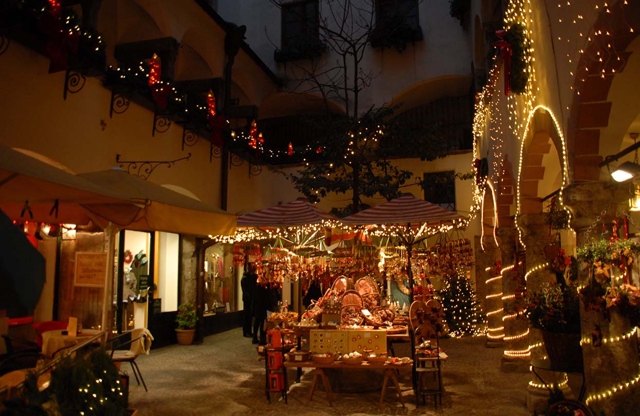 Christmas market in a courtyard in Salzburg, Image by Alexander Jung, Shutterstock